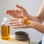 "Utilisation de l’huile de ricin pour les peaux sèches : un hydratant naturel testé et approuvé"
