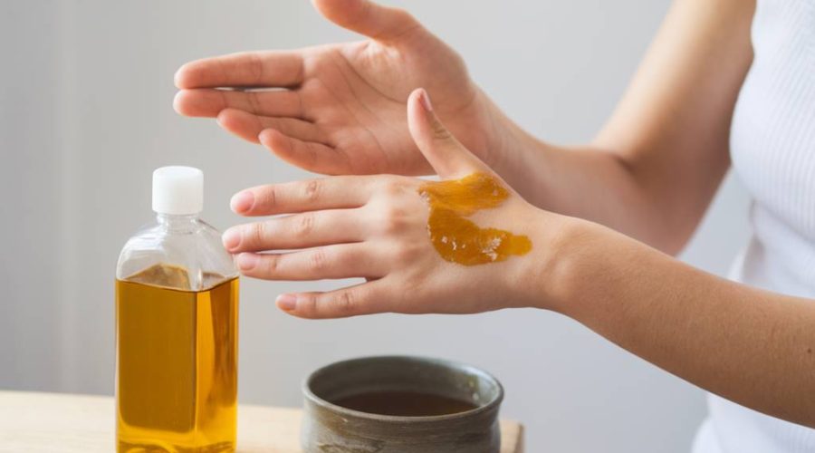 "Utilisation de l’huile de ricin pour les peaux sèches : un hydratant naturel testé et approuvé"