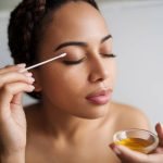Huile de ricin et maquillage : astuces pour un démaquillage naturel et efficace.