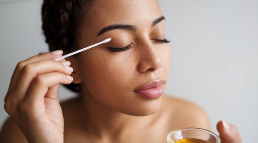 Huile de ricin et maquillage : astuces pour un démaquillage naturel et efficace.
