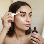 « L’huile de ricin pour les sourcils : astuces pour une pousse dense et harmonieuse »