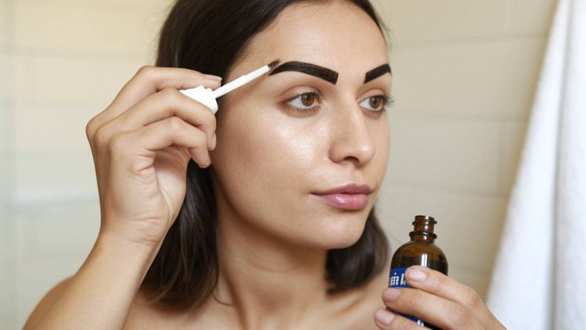 « L’huile de ricin pour les sourcils : astuces pour une pousse dense et harmonieuse »