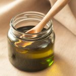 Huile de ricin et pellicules : solution naturelle pour un cuir chevelu sain