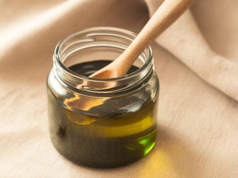Huile de ricin et pellicules : solution naturelle pour un cuir chevelu sain