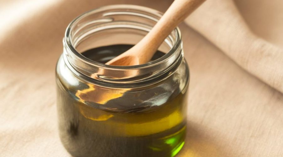 Huile de ricin et pellicules : solution naturelle pour un cuir chevelu sain