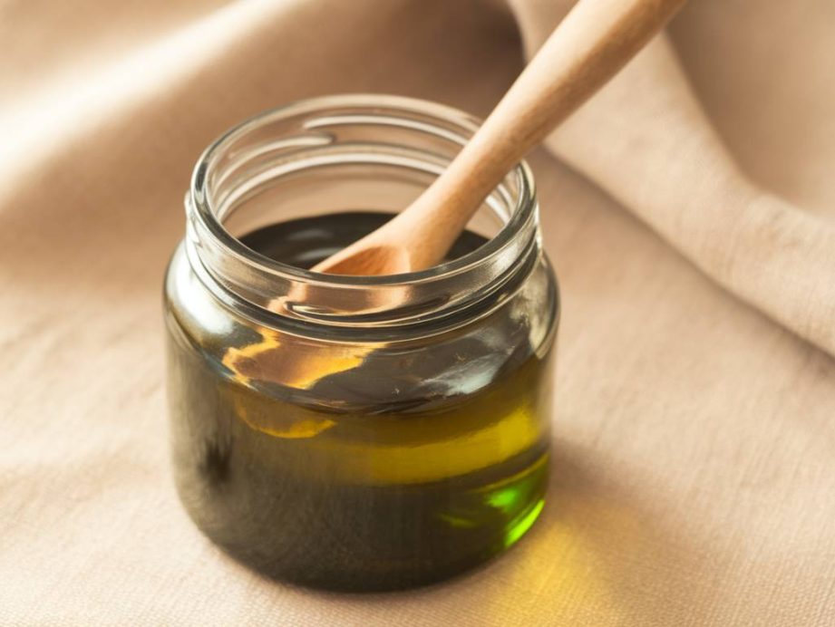 Huile de ricin et pellicules : solution naturelle pour un cuir chevelu sain