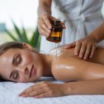 Huile de ricin et massage : bienfaits et techniques pour détendre corps et esprit
