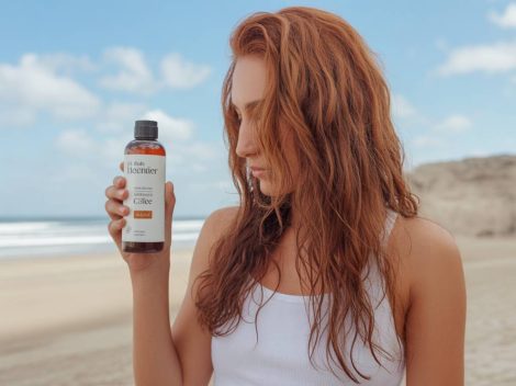 Huile de ricin et cheveux colorés : protéger et prolonger l’éclat de votre coloration